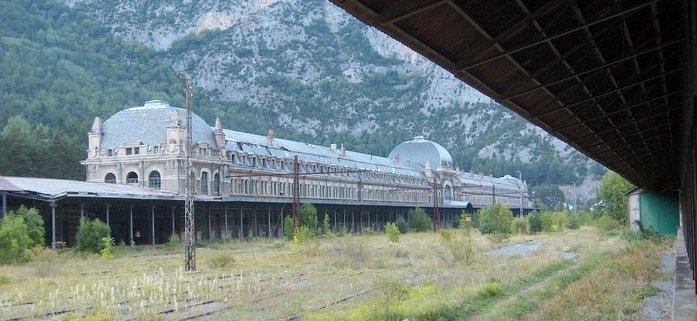 Gare abandonnée de Canfranc en Espagne