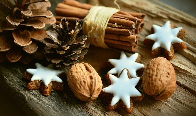 Photo d'objets de Noël, notamment de la cannelle, des noix, des étoiles
