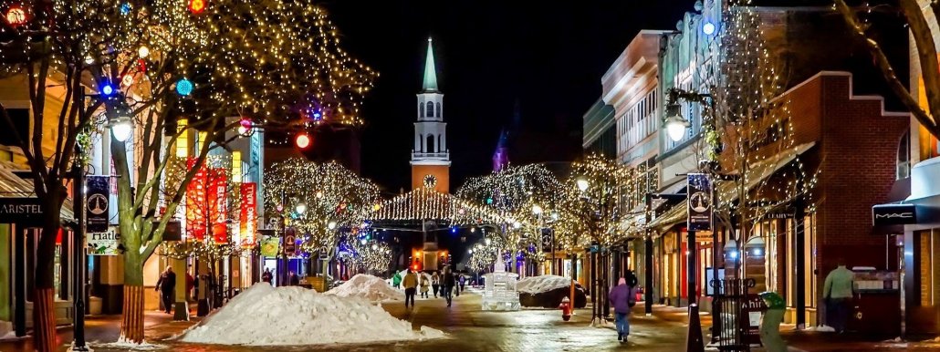 Une ville de nuit, décorée pour Noël